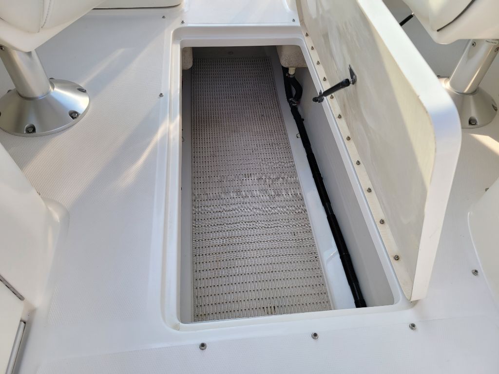Photo 38 of this SEA RAY SLX