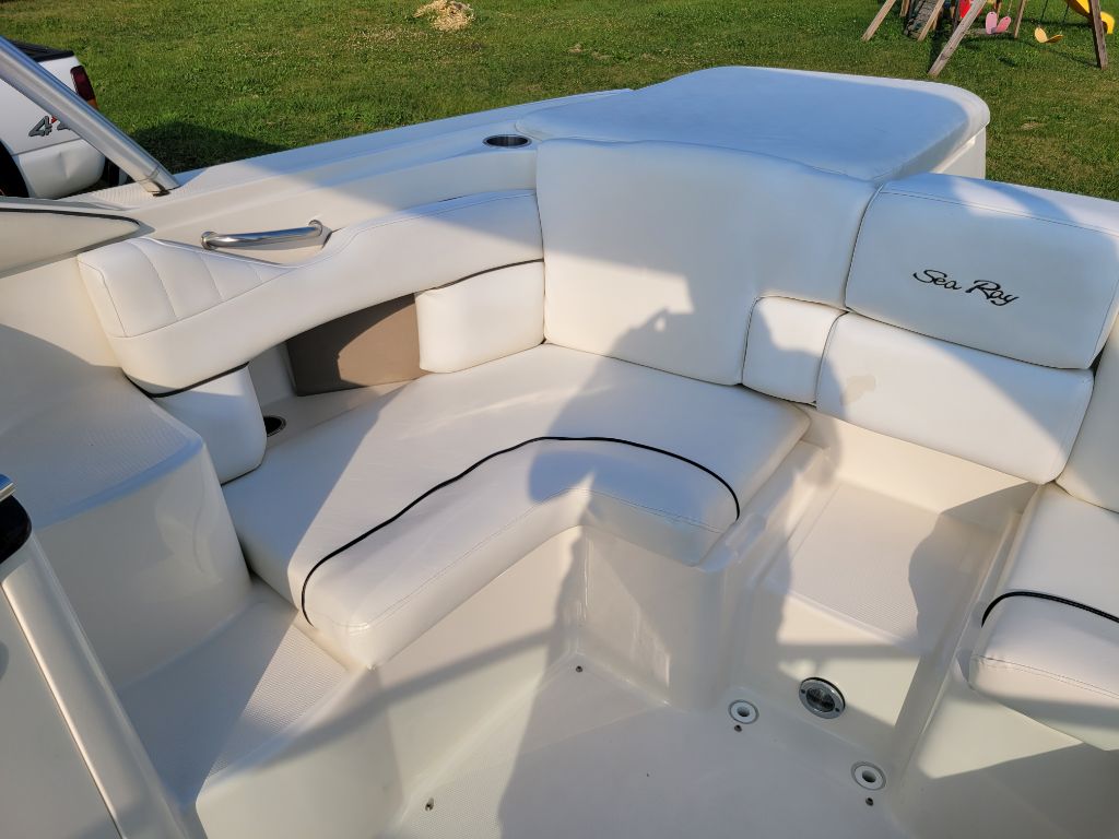 Photo 33 of this SEA RAY SLX