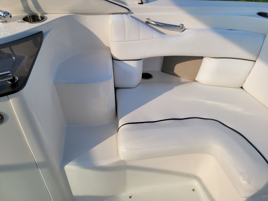 Photo 34 of this SEA RAY SLX