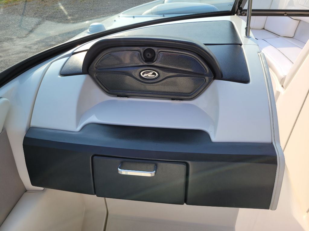 Photo 49 of this SEA RAY SLX