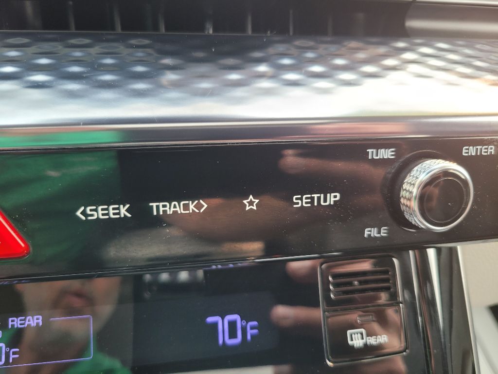 Photo 35 of this KIA CARNIVAL