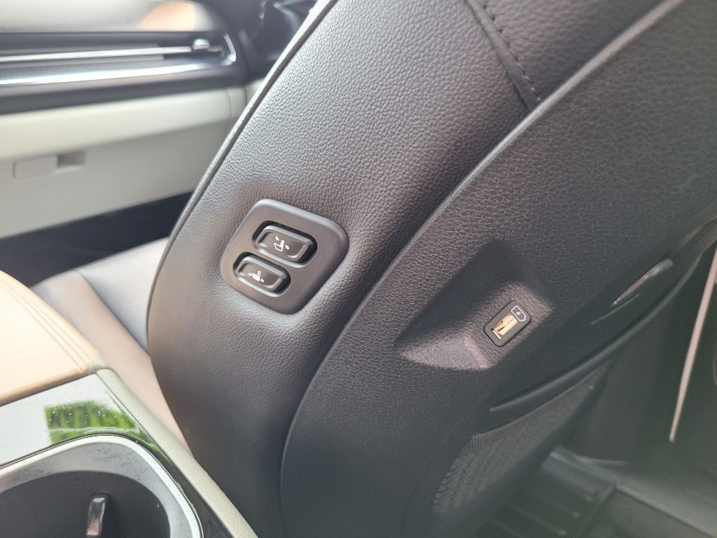 Photo 50 of this KIA CARNIVAL