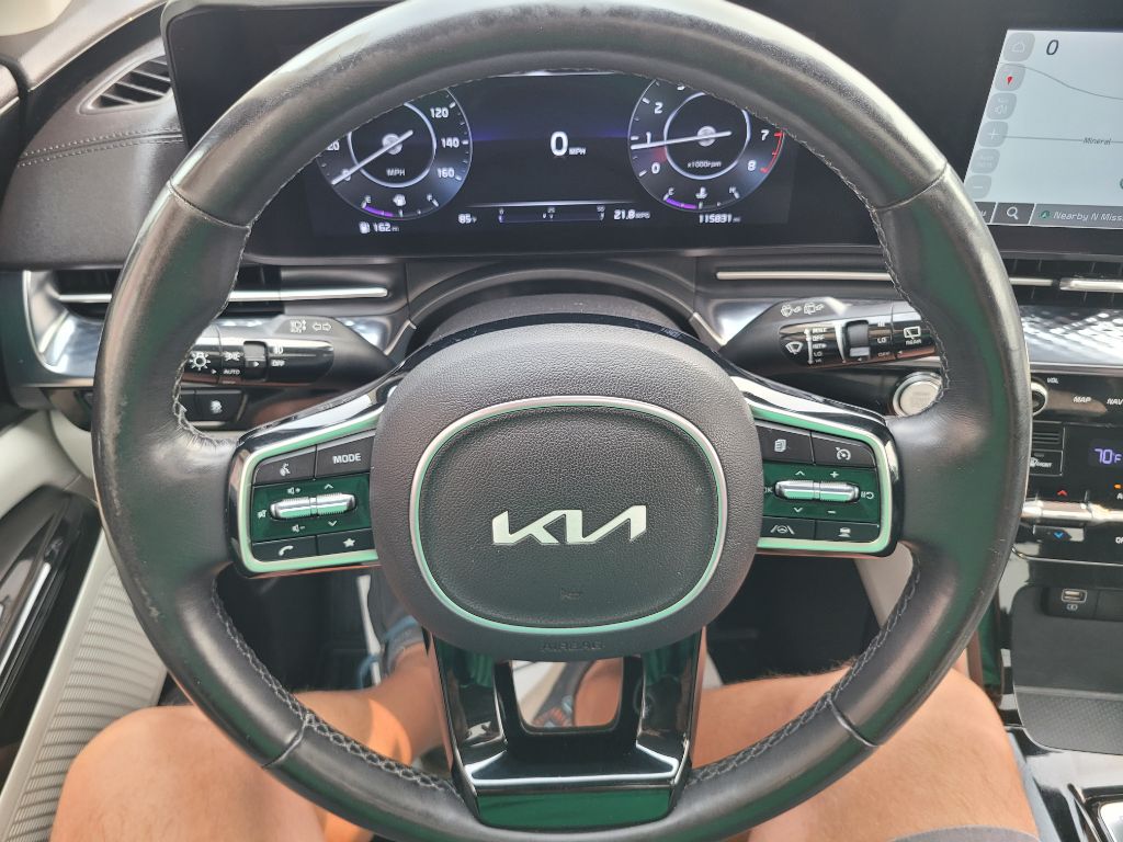 Photo 25 of this KIA CARNIVAL