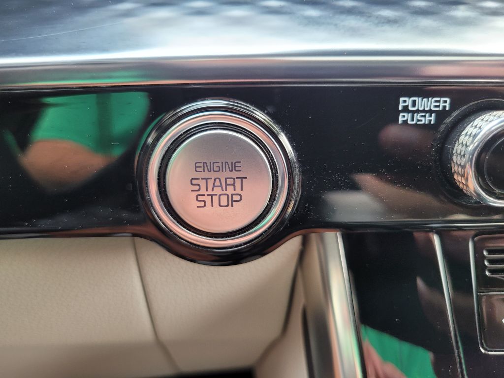 Photo 32 of this KIA CARNIVAL
