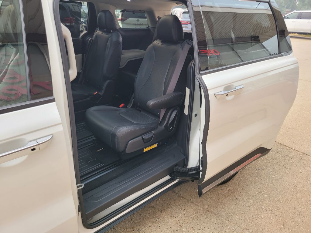 Photo 43 of this KIA CARNIVAL