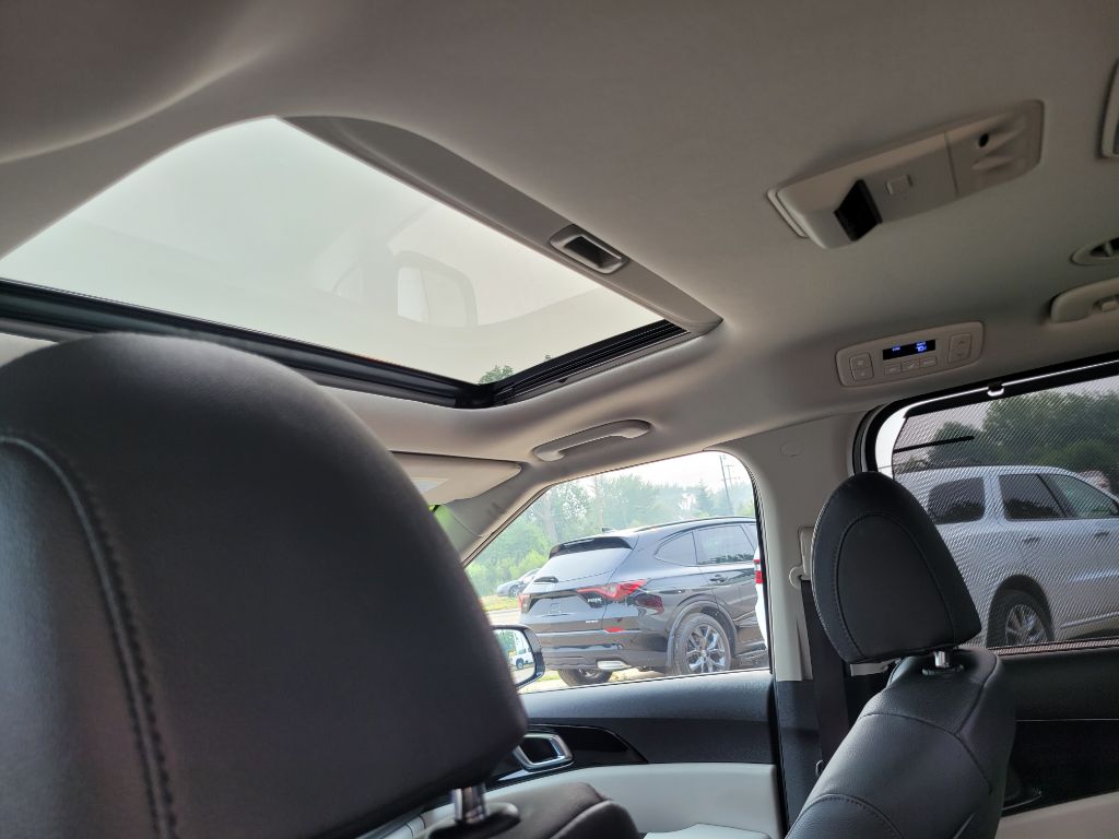 Photo 47 of this KIA CARNIVAL