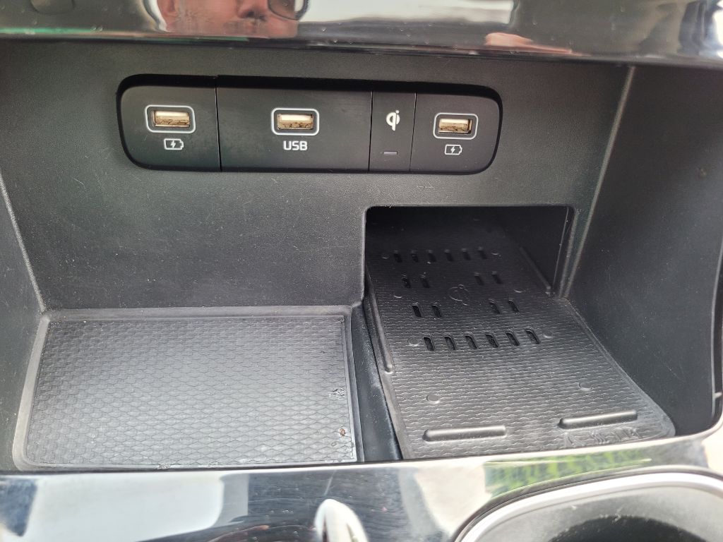 Photo 36 of this KIA CARNIVAL