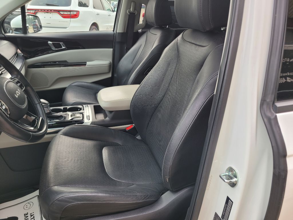 Photo 21 of this KIA CARNIVAL
