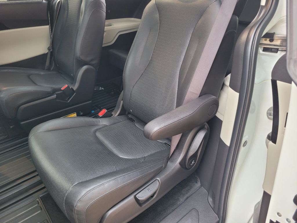 Photo 45 of this KIA CARNIVAL