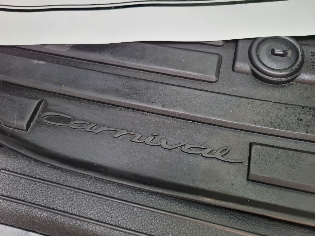 Photo 24 of this KIA CARNIVAL