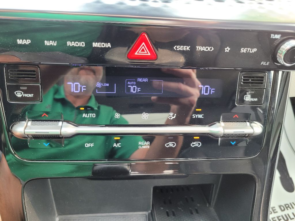 Photo 34 of this KIA CARNIVAL