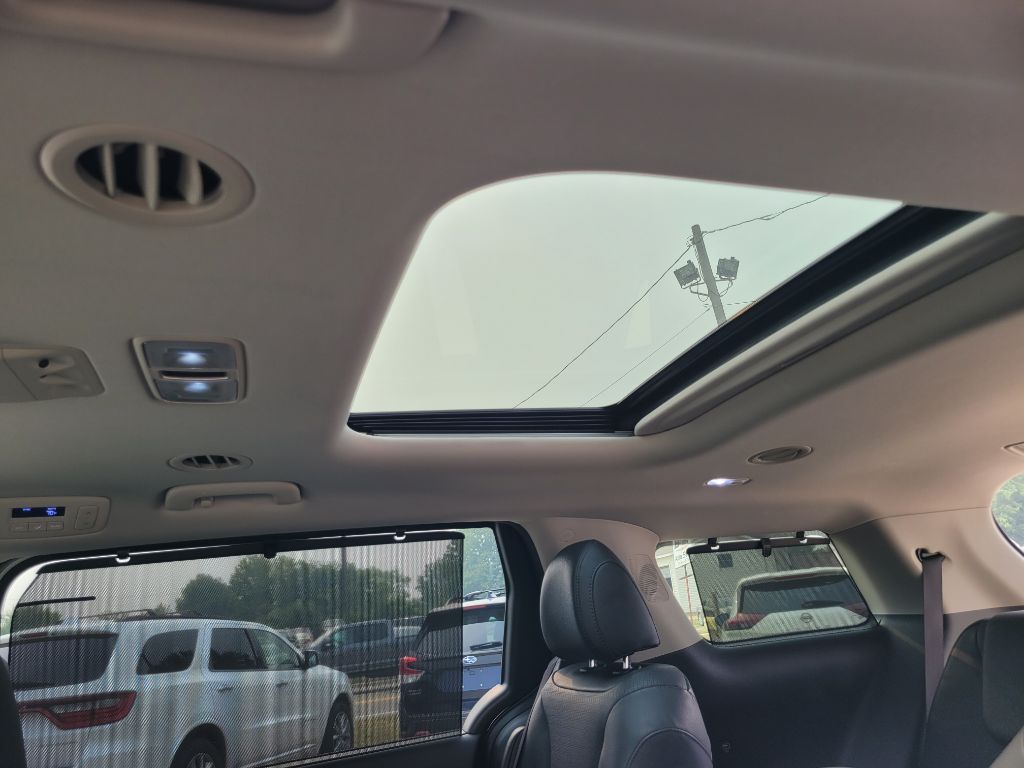 Photo 48 of this KIA CARNIVAL