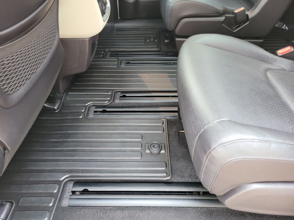 Photo 46 of this KIA CARNIVAL
