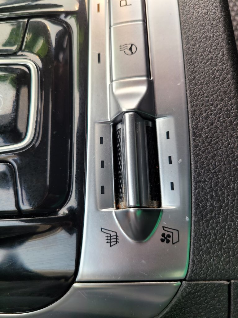 Photo 39 of this KIA CARNIVAL