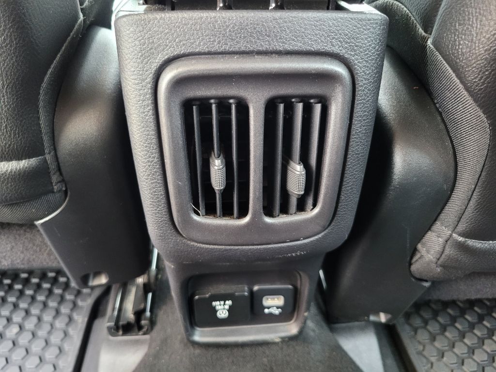 Photo 42 of this JEEP COMPASS