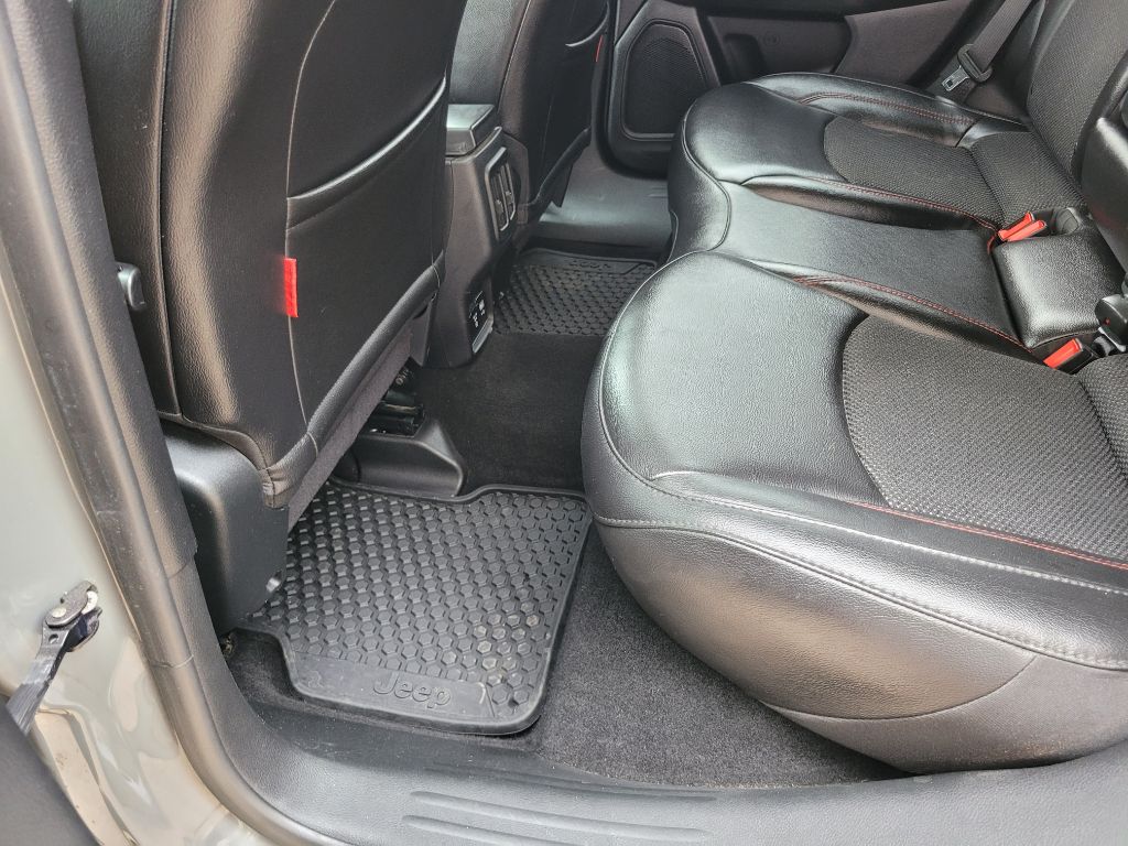 Photo 39 of this JEEP COMPASS