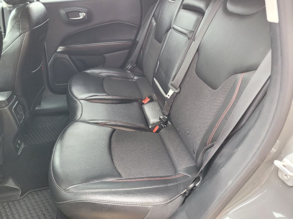 Photo 38 of this JEEP COMPASS