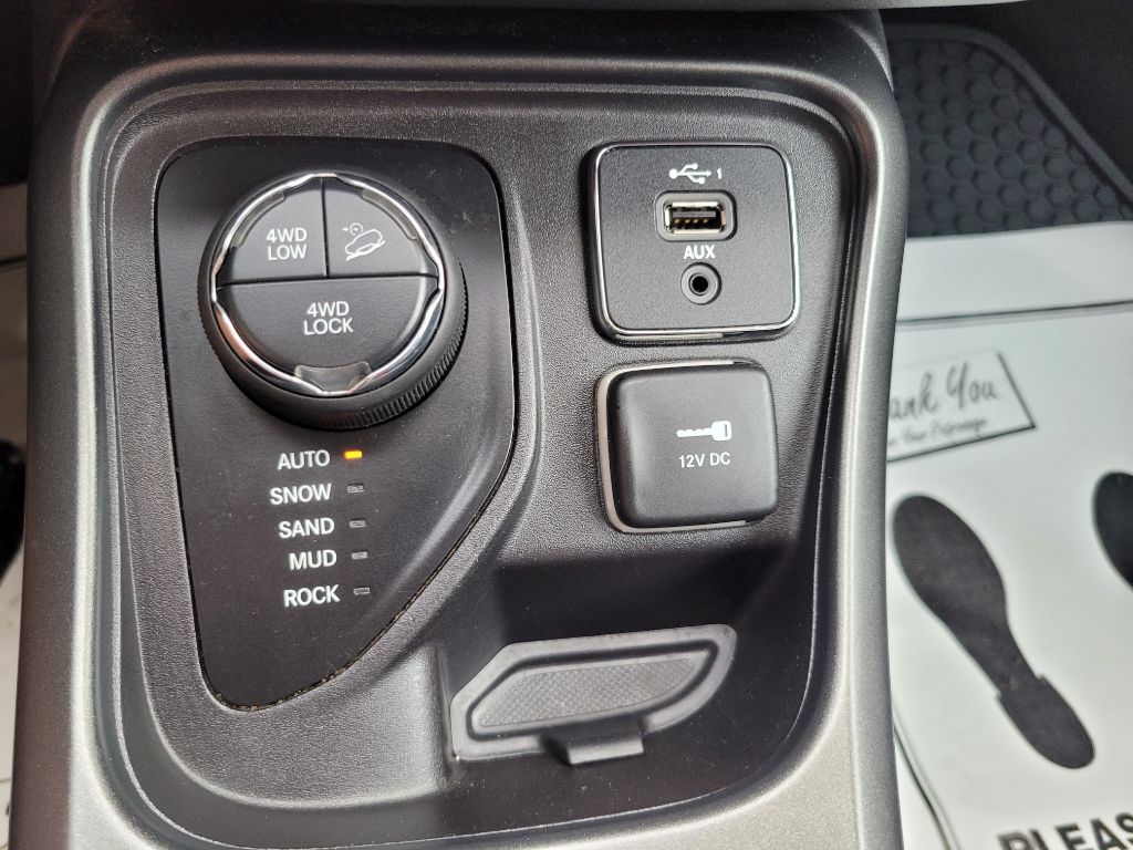 Photo 32 of this JEEP COMPASS
