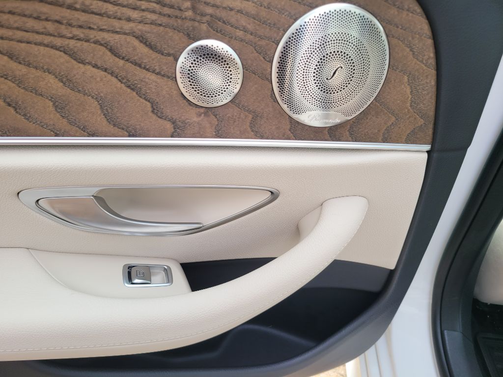 Photo 50 of this MERCEDES-BENZ E-CLASS