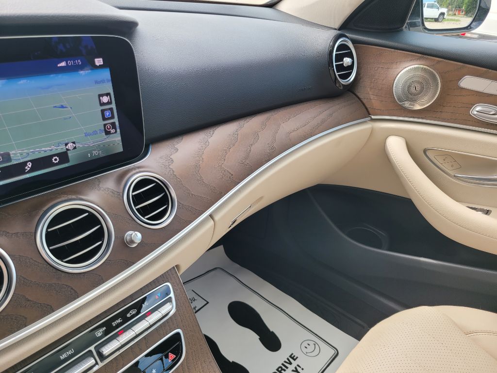 Photo 44 of this MERCEDES-BENZ E-CLASS