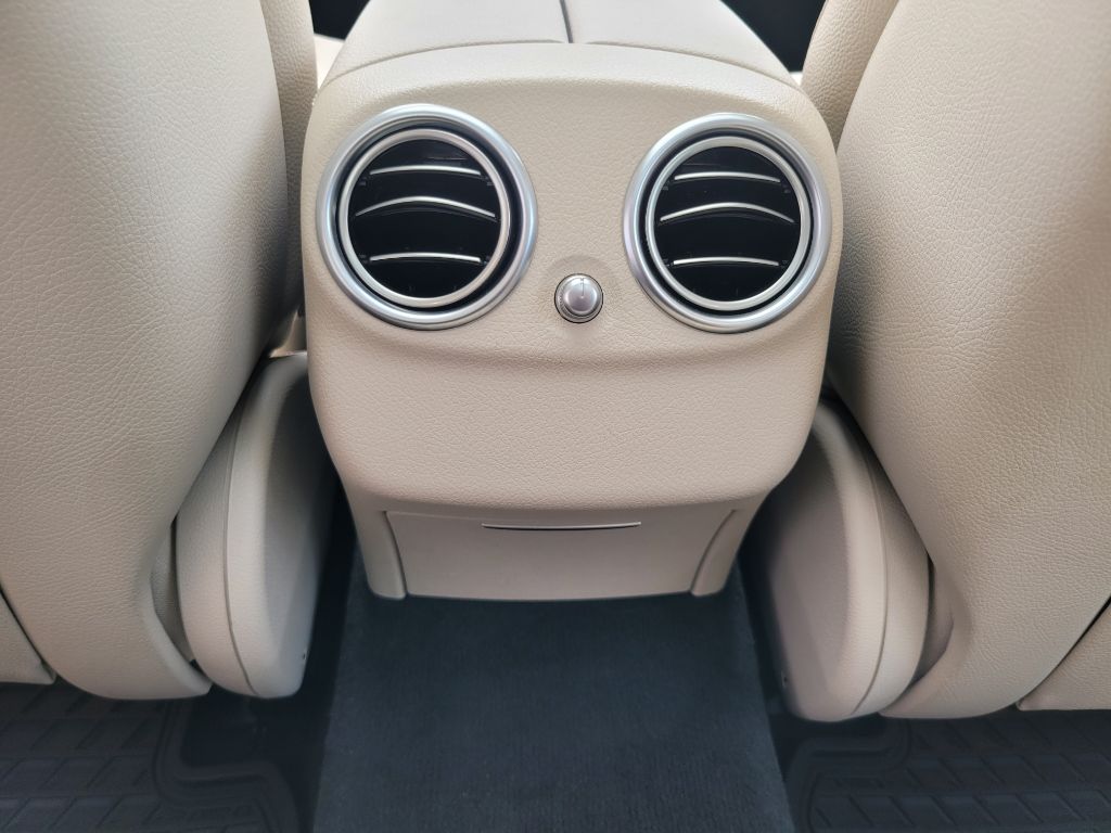 Photo 53 of this MERCEDES-BENZ E-CLASS