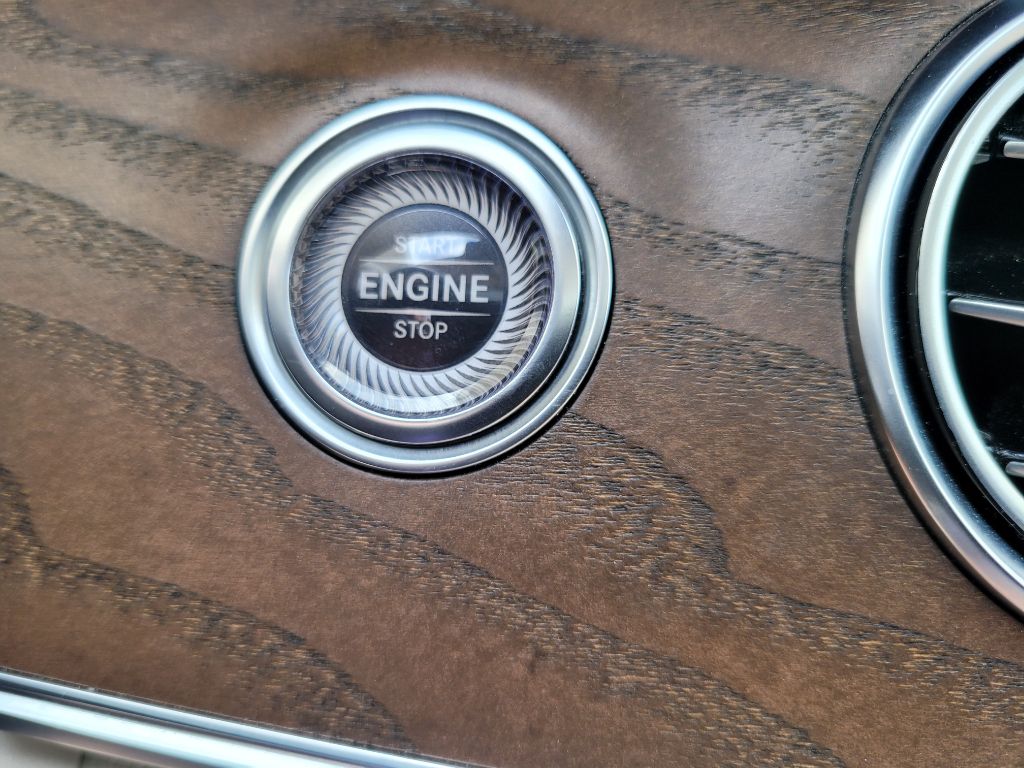 Photo 37 of this MERCEDES-BENZ E-CLASS