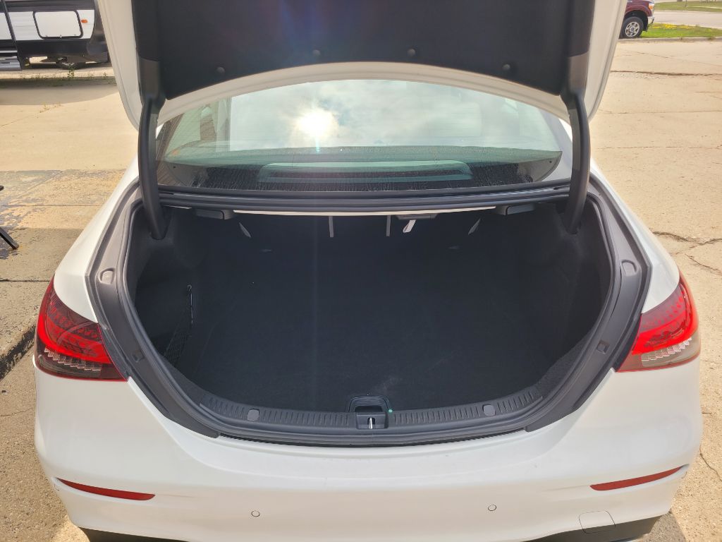 Photo 56 of this MERCEDES-BENZ E-CLASS