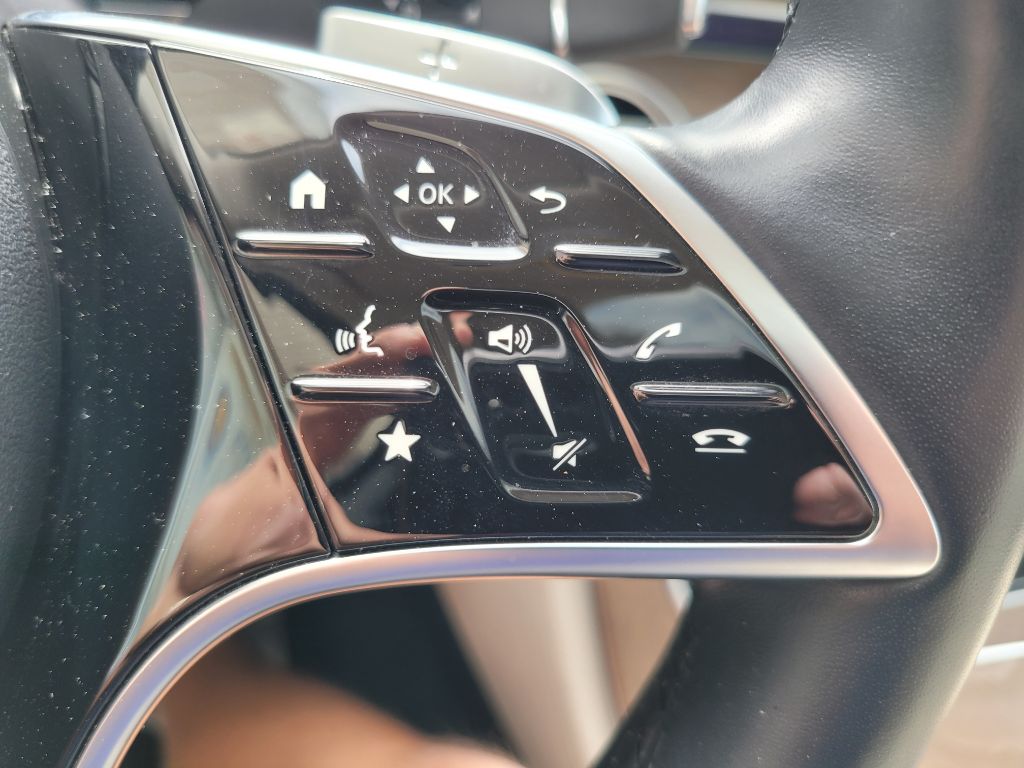 Photo 30 of this MERCEDES-BENZ E-CLASS
