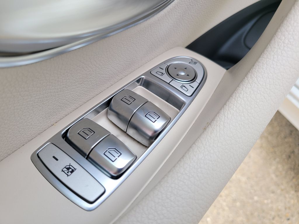 Photo 22 of this MERCEDES-BENZ E-CLASS