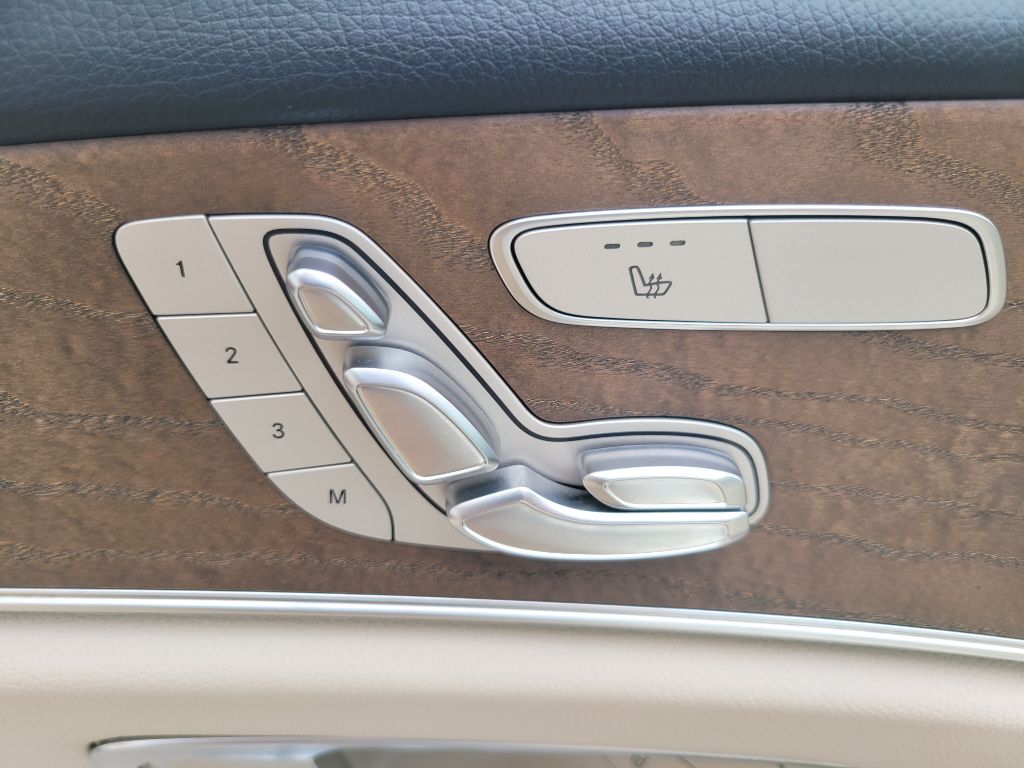 Photo 23 of this MERCEDES-BENZ E-CLASS