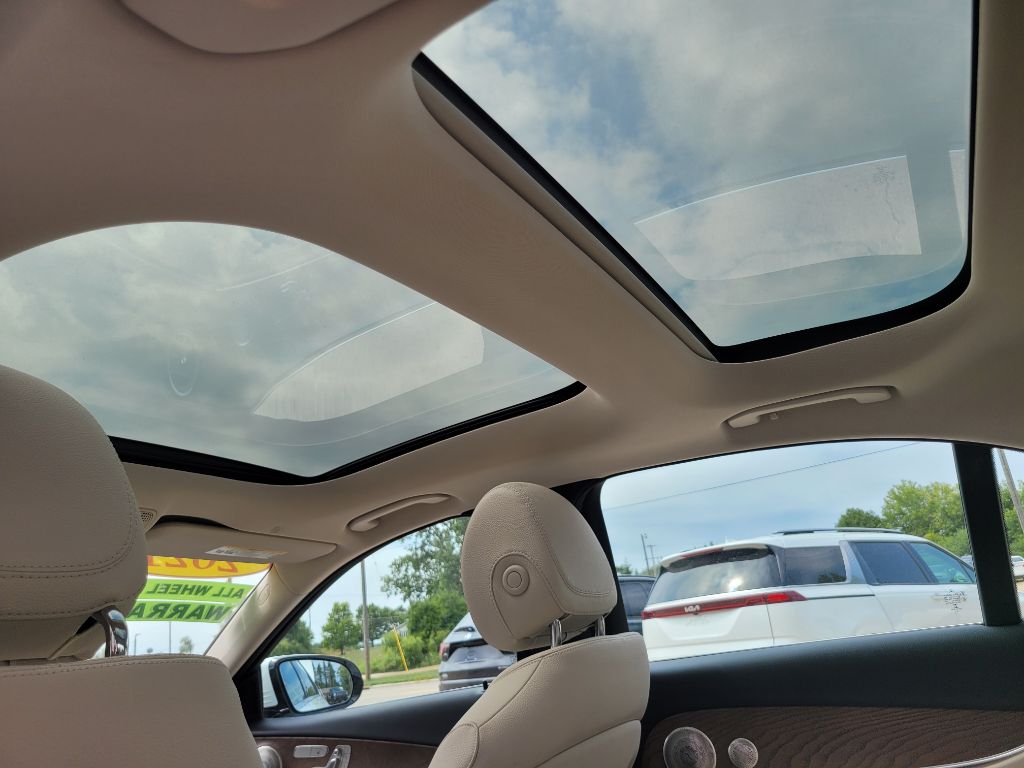 Photo 52 of this MERCEDES-BENZ E-CLASS