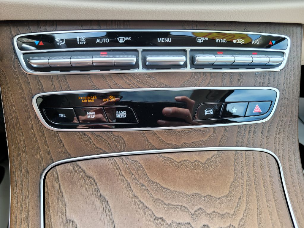 Photo 38 of this MERCEDES-BENZ E-CLASS
