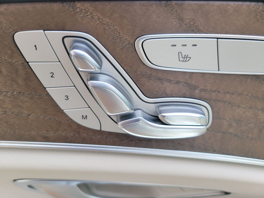 Photo 27 of this MERCEDES-BENZ E-CLASS