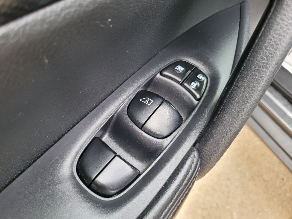 Photo 18 of this NISSAN ROGUE
