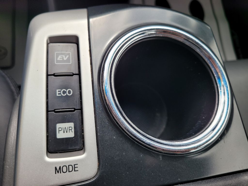 Photo 38 of this TOYOTA PRIUS V