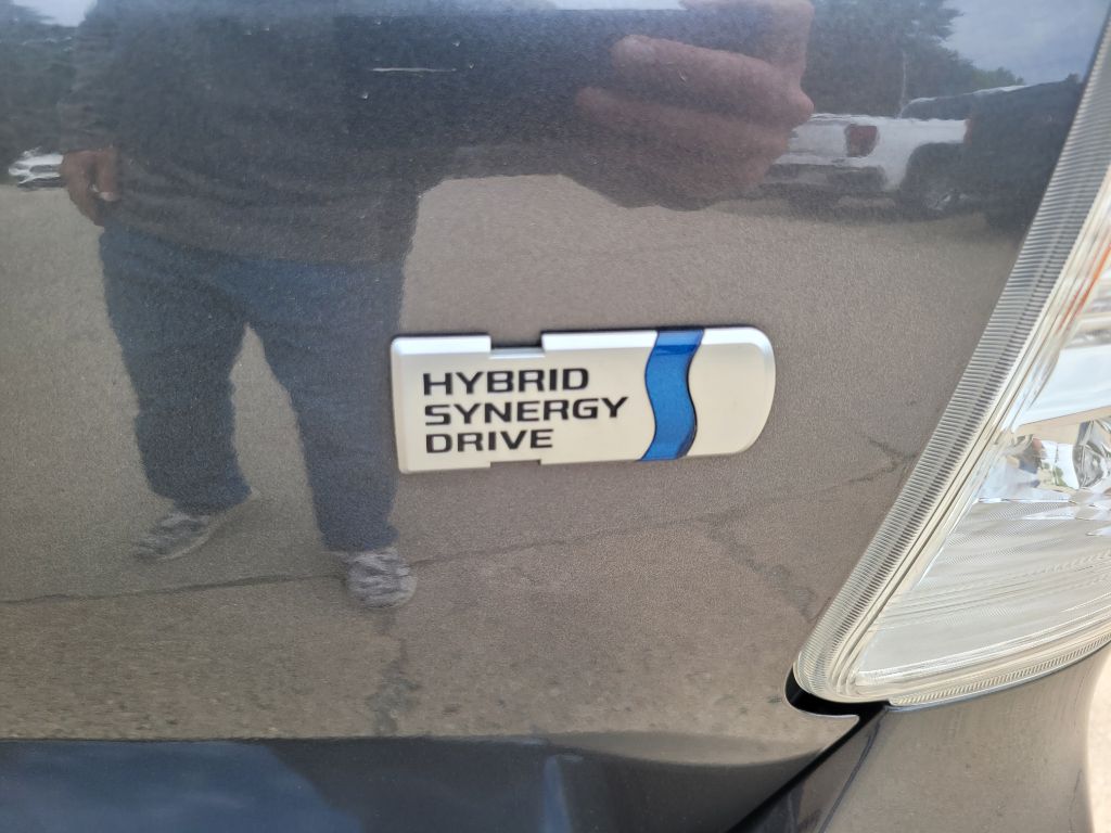 Photo 7 of this TOYOTA PRIUS V