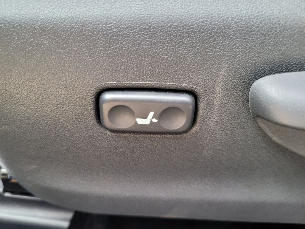 Photo 20 of this TOYOTA PRIUS V