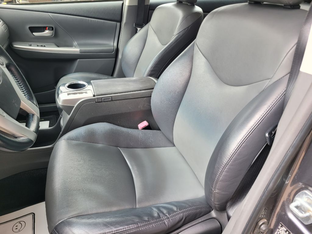Photo 19 of this TOYOTA PRIUS V