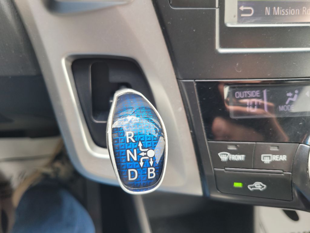 Photo 30 of this TOYOTA PRIUS V