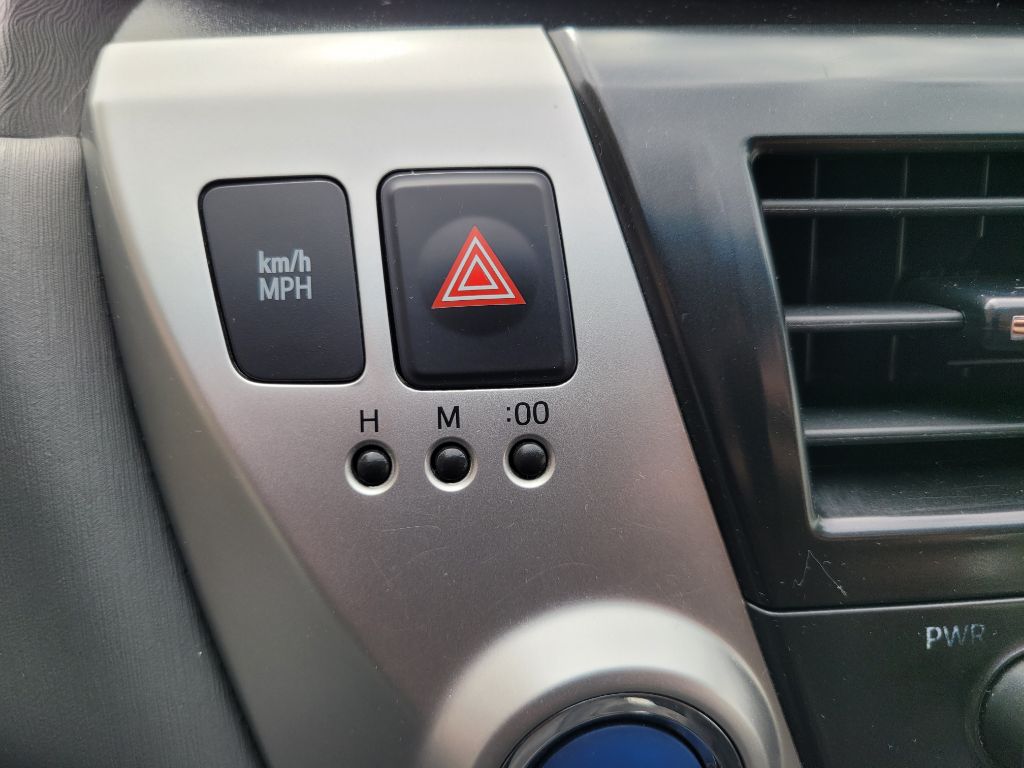 Photo 27 of this TOYOTA PRIUS V