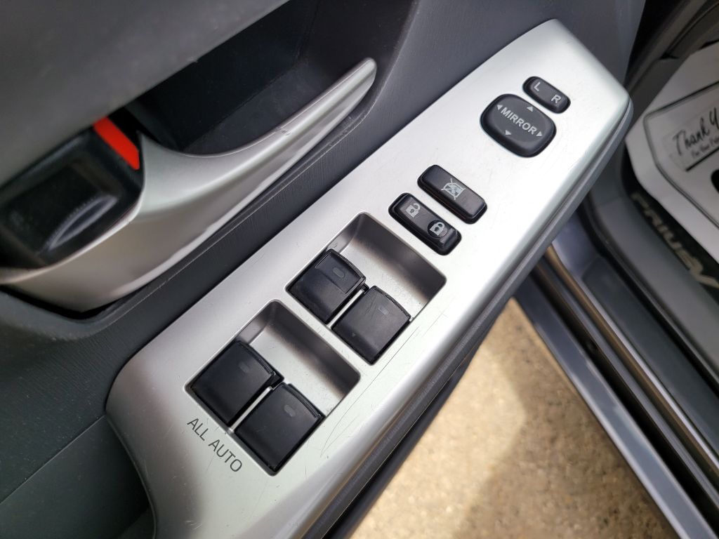 Photo 18 of this TOYOTA PRIUS V