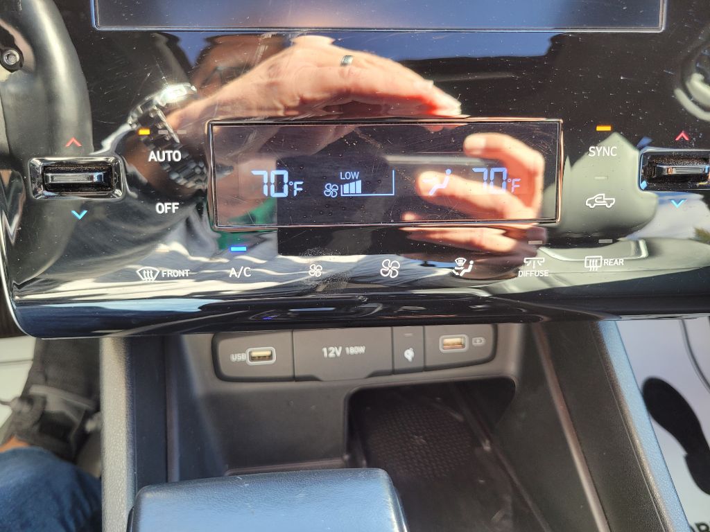 Photo 37 of this HYUNDAI SANTA CRUZ
