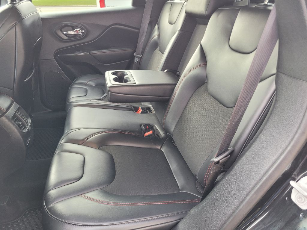 Photo 41 of this JEEP CHEROKEE