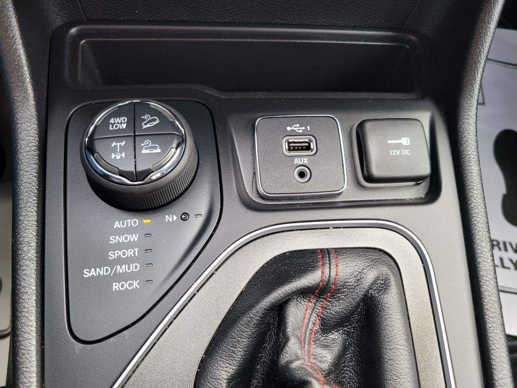Photo 35 of this JEEP CHEROKEE