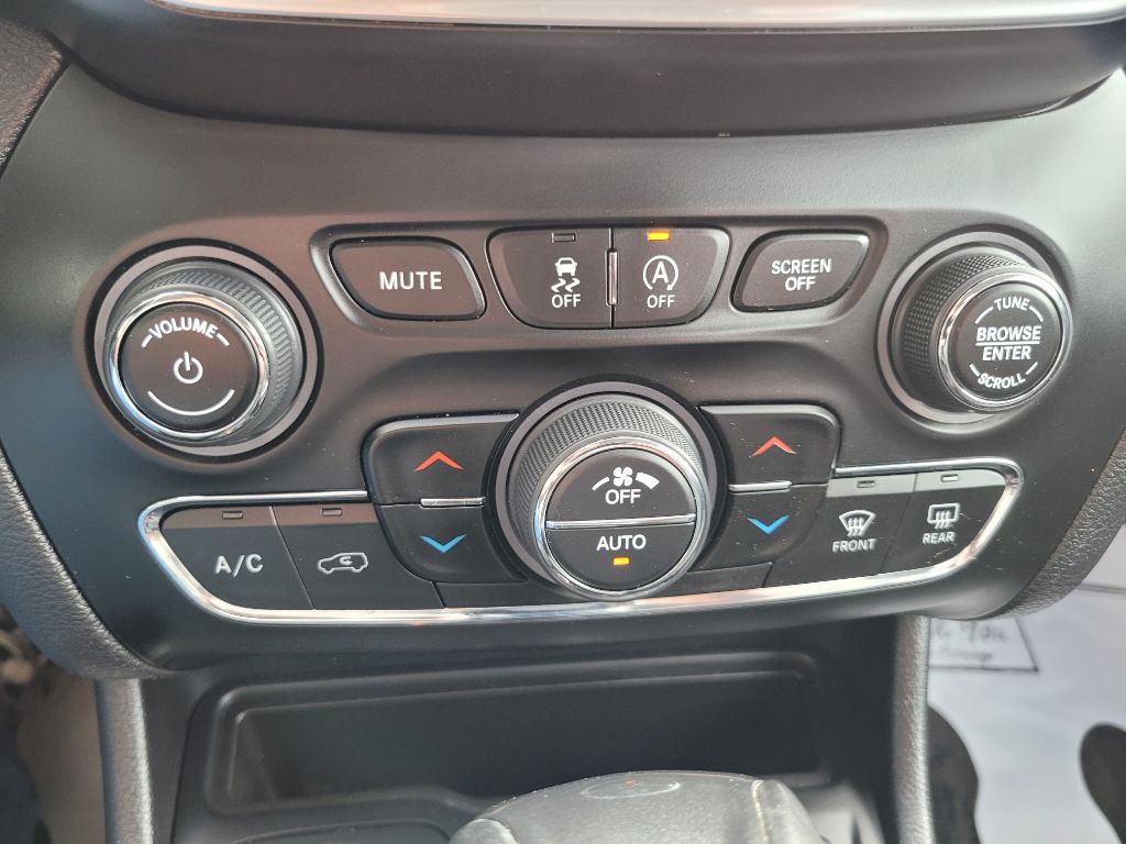 Photo 33 of this JEEP CHEROKEE