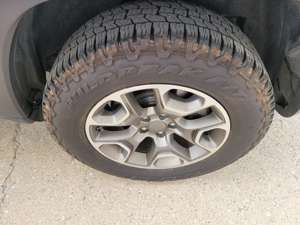 Photo 13 of this JEEP CHEROKEE