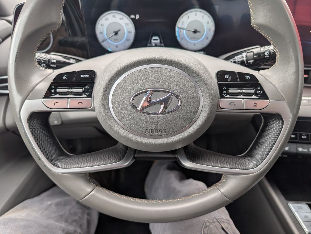 Photo 8 of this HYUNDAI ELANTRA