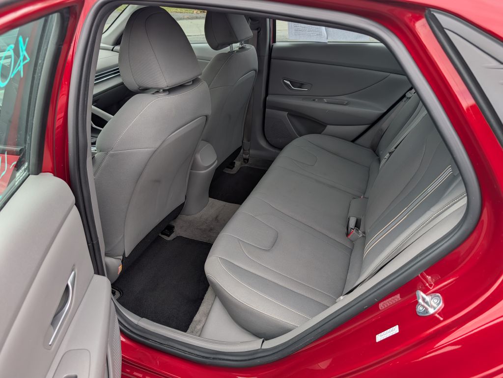 Photo 4 of this HYUNDAI ELANTRA