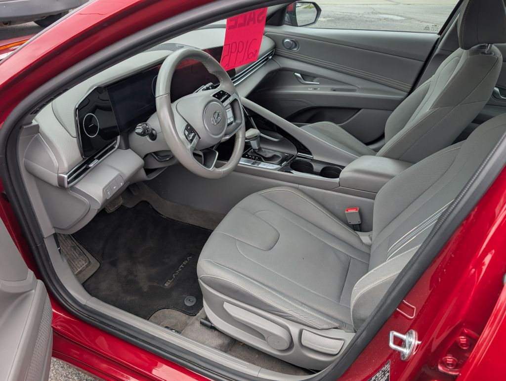 Photo 5 of this HYUNDAI ELANTRA