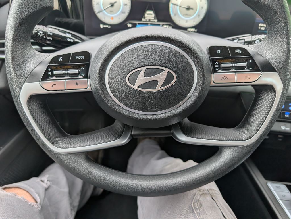 Photo 8 of this HYUNDAI ELANTRA
